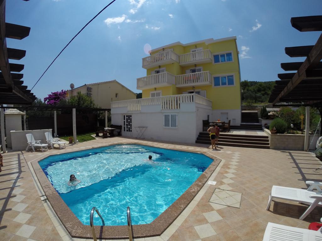 Apartments Romana Слатине Экстерьер фото