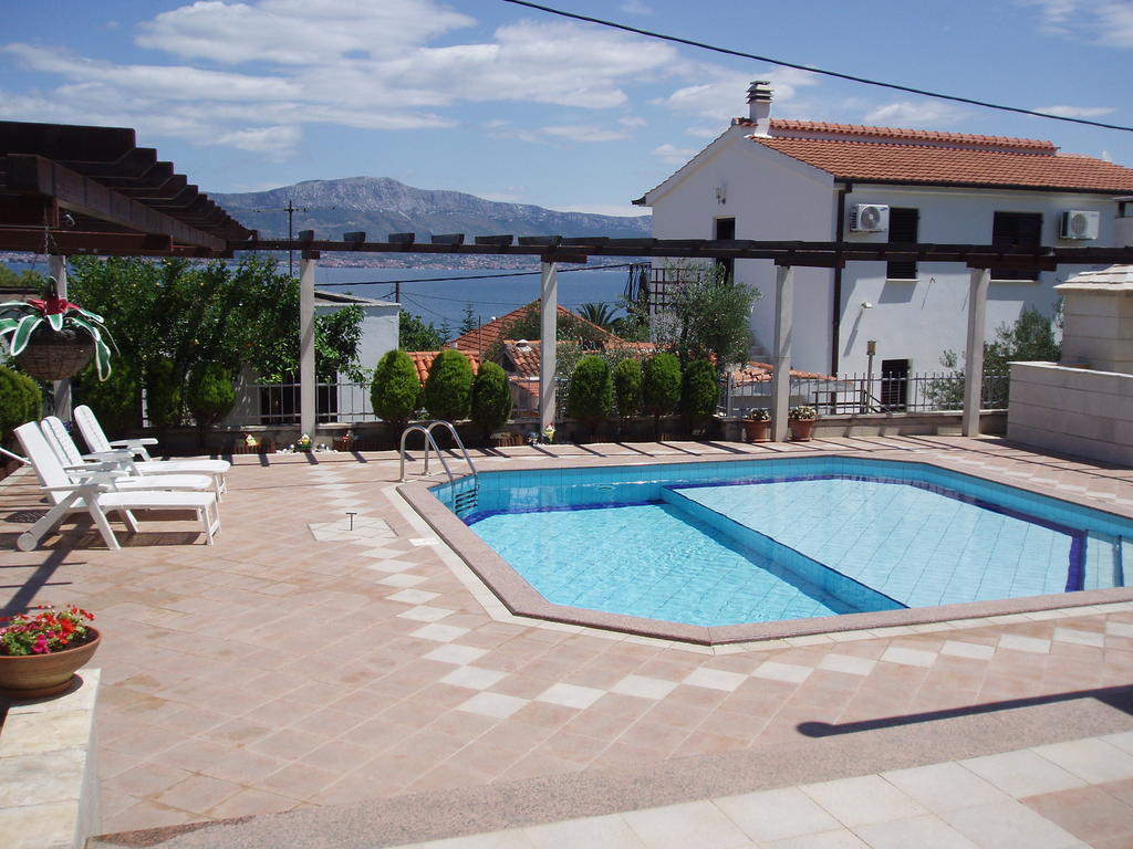 Apartments Romana Слатине Экстерьер фото