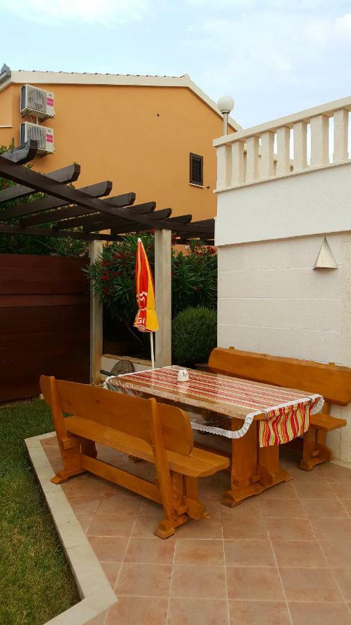 Apartments Romana Слатине Экстерьер фото